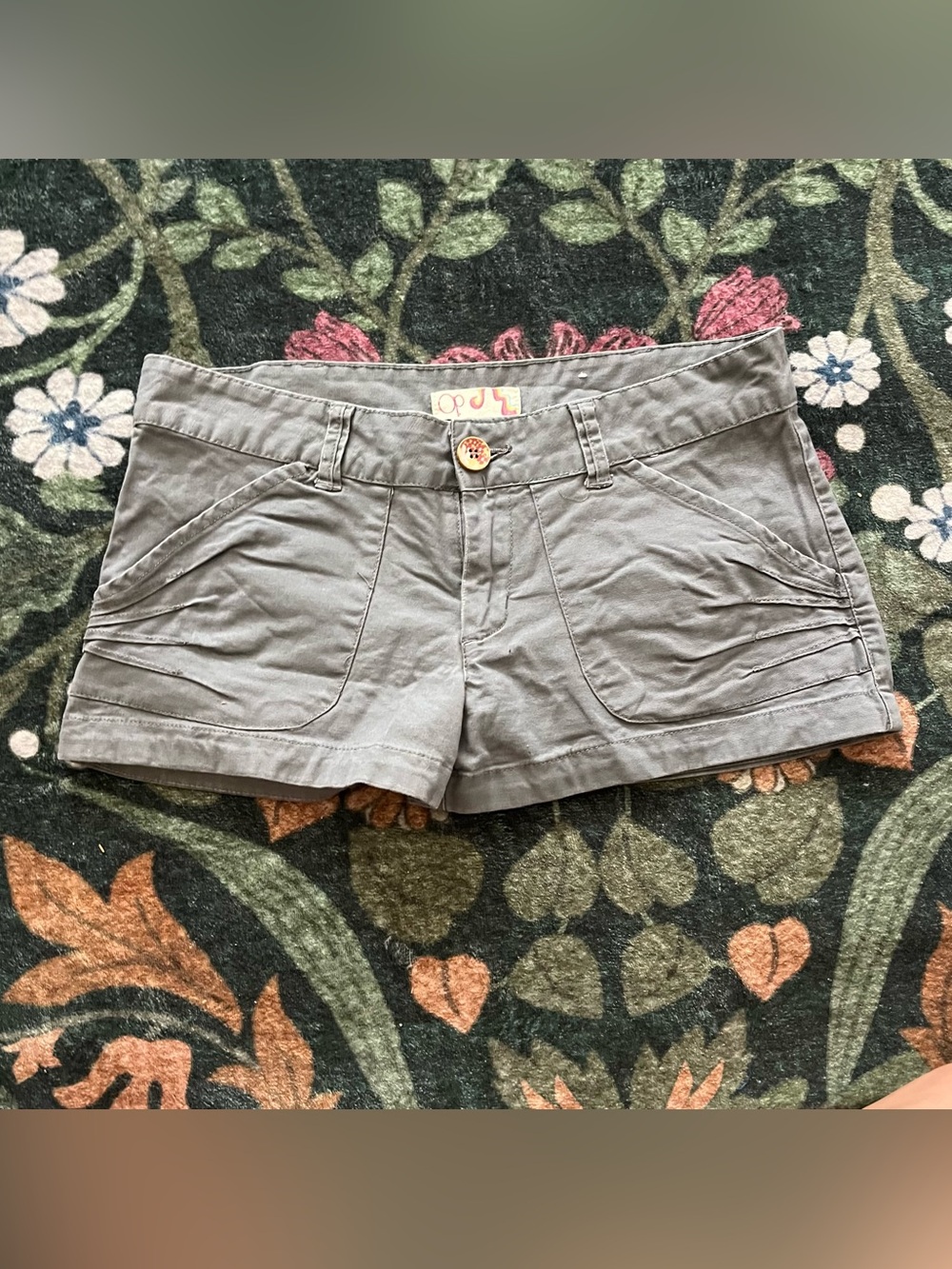 🌷 Y2K Mod Floral Accent Shorts 🌷